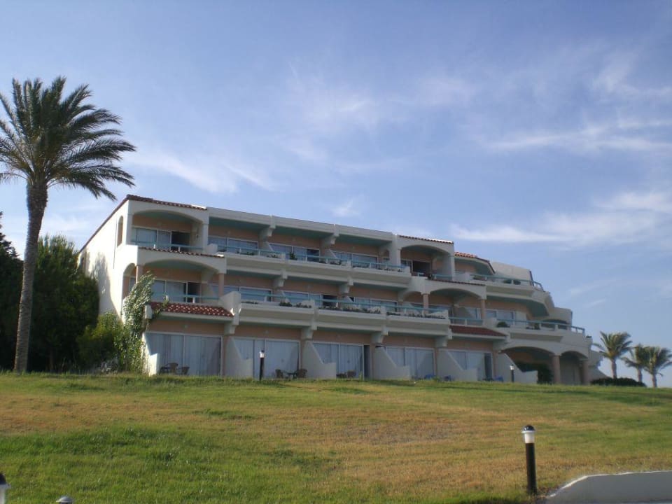 Aussenansicht eines Teils des Hotels Rodos Princess Beach Hotel & Spa