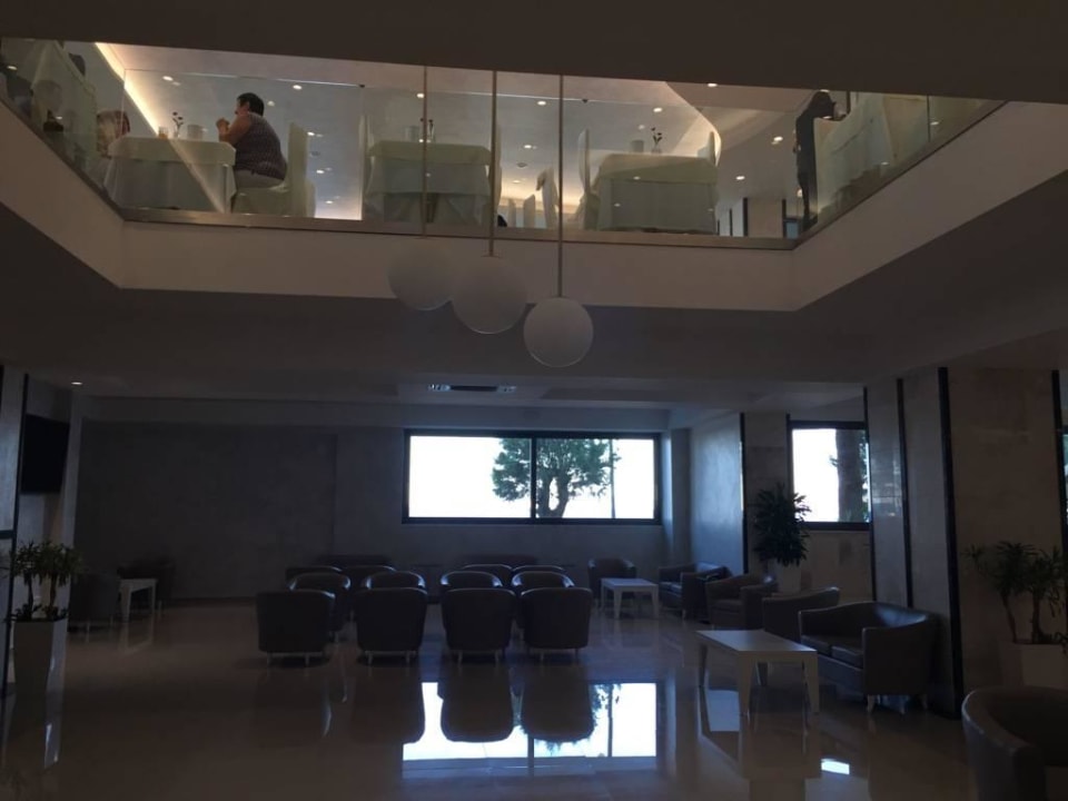Lobby, oben das Restaurant Rhodos Horizon Resort