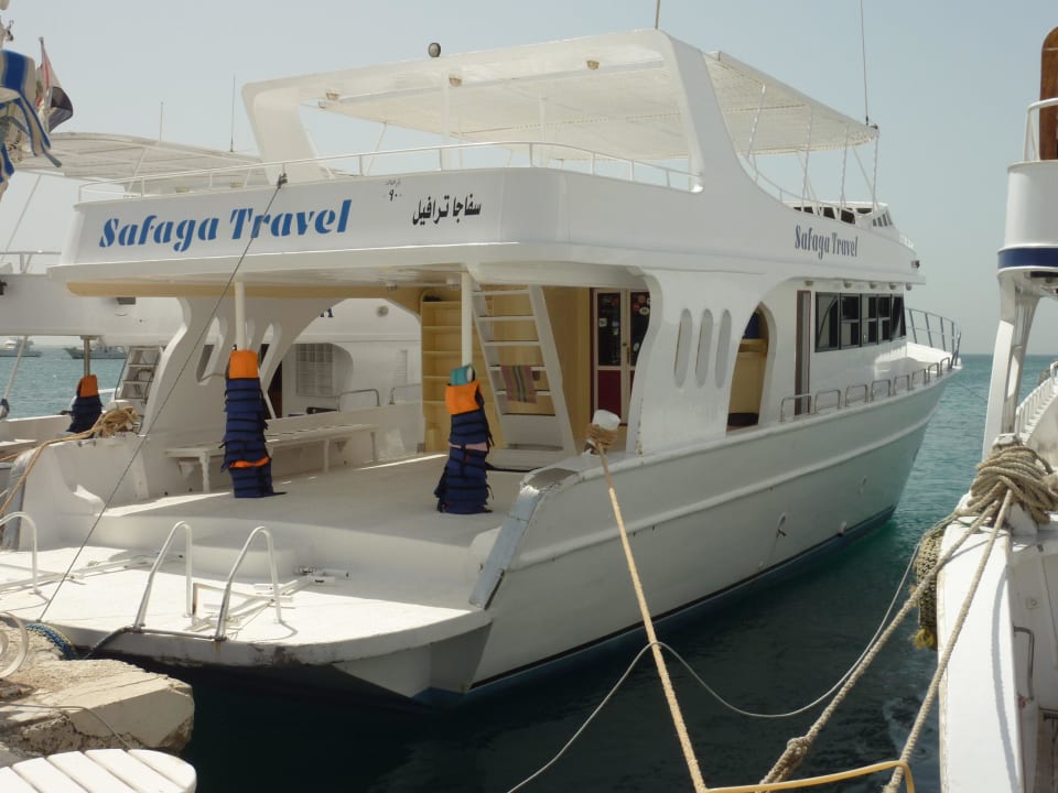 Eines der Ausflugsschiffe The Grand Hotel Hurghada