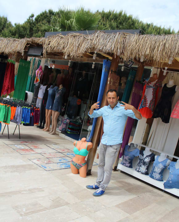 Shopbetreiber in der Anlage ... er ist fair  Club Turtas Beach Hotel