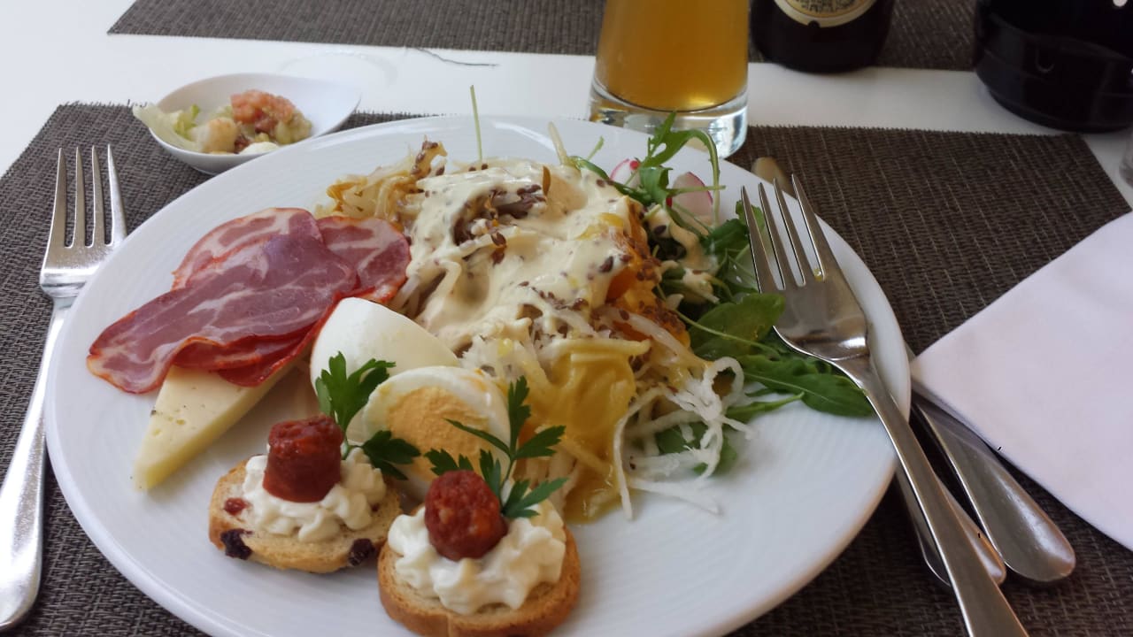 Mega-Vorspeisen-Buffet Sabina Hotel & Suites