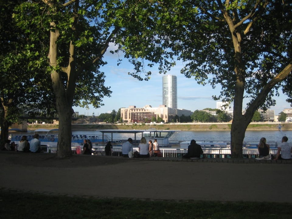 Hotel von der gegenüberliegenden Rheinseite aus Hyatt Regency Köln