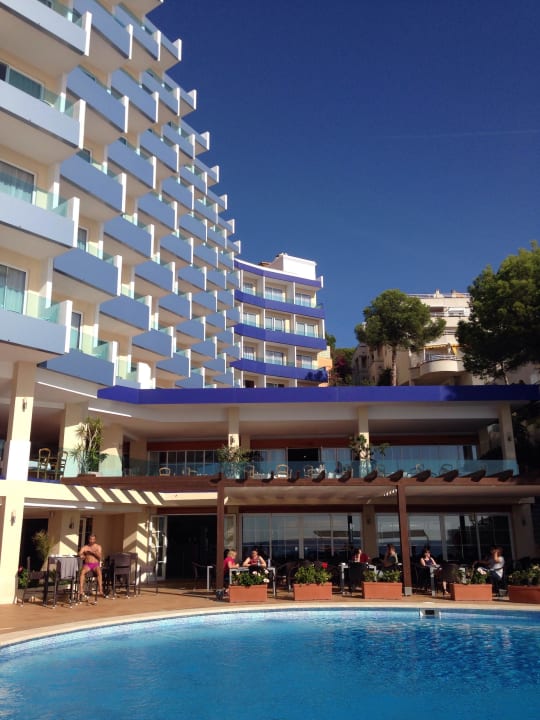 Blick vom Pool aufs Hotel Europe Playa Marina - Adults Only