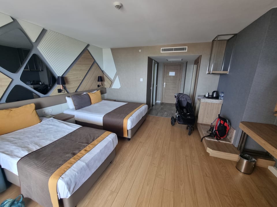 Zimmer Saturn Palace Resort Hotel