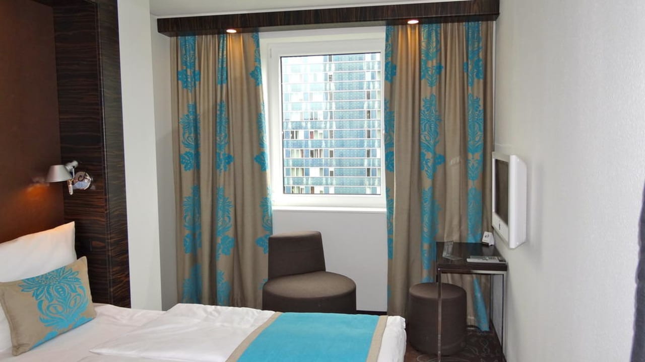 Zimmer mit Sitzgelegenheit und Bett Motel One Hamburg-Alster