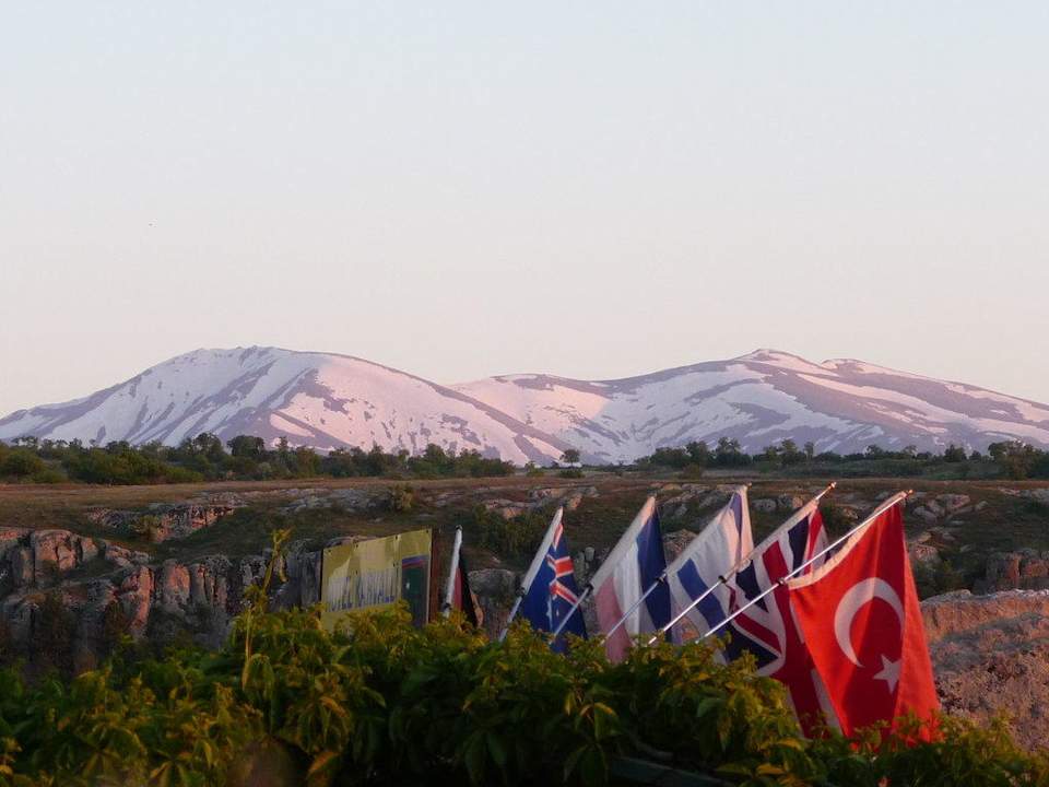Schneebedeckte Berge im Mai Hotel Karvalli