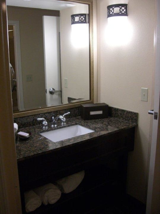 Das Waschbecken ist im Flur und nicht im Bad Hotel Caribe Royale Resort Suites