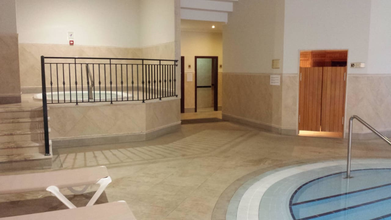 Links Whirlpool rechts Sauna PortoBay Blue Ocean