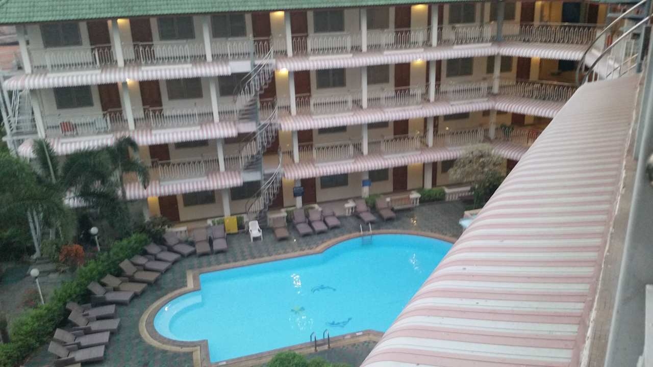 Poolanlage in der Mitte Hotel Top North