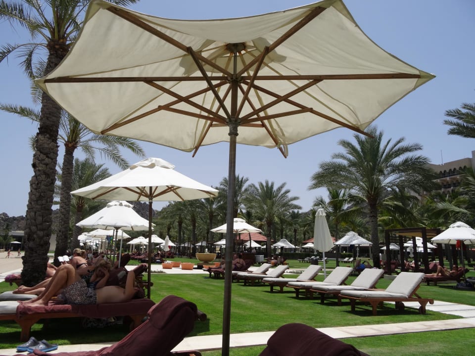 Liegewiese Al Bustan Palace - A Ritz-Carlton Hotel