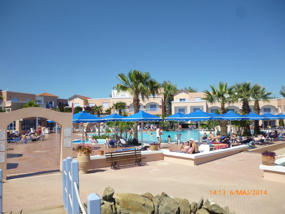 Basen przy budynku głównym Mitsis Rodos Village