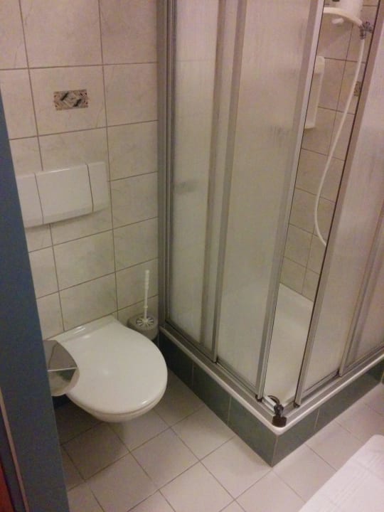 Toilet and limed up Shower Hotel Zur Post Laaben