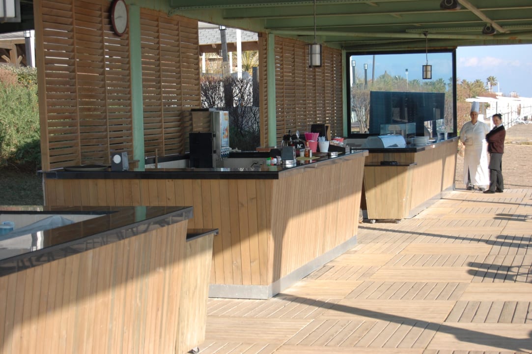 Geöffnete Strandbar bei schönem Wetter im Januar Limak Lara Deluxe Hotel & Resort