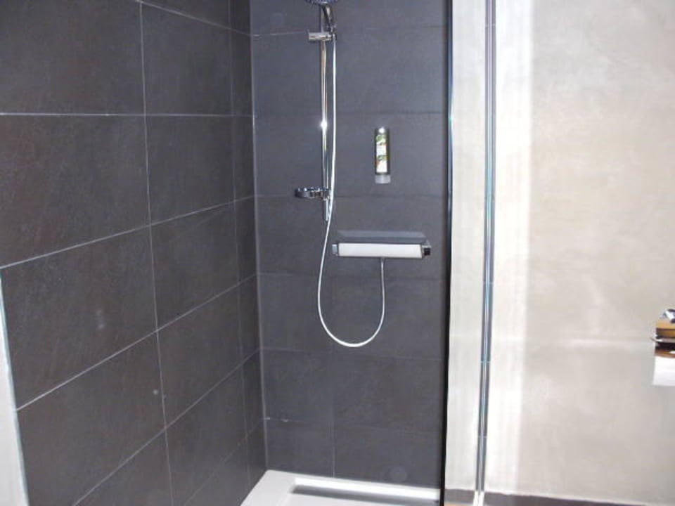 Dusche mit viel Technik Weinhotel Kaisergarten