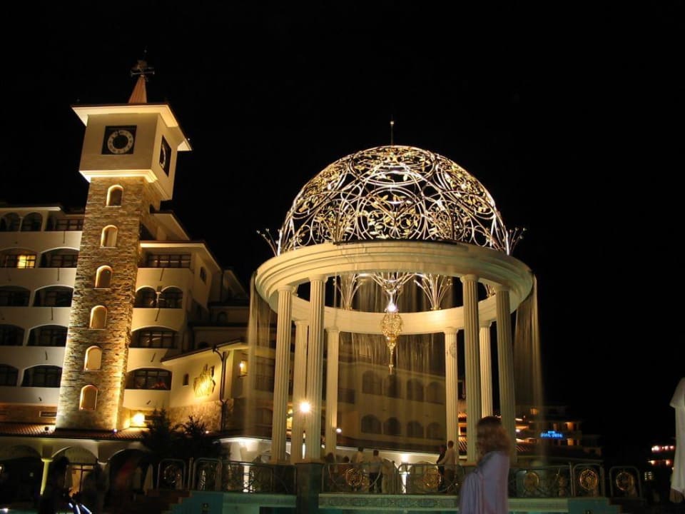 Poolanlage bei Nacht Helena Sands