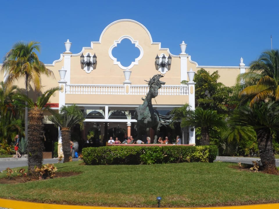 Wejście do hotelu Hotel Riu Tequila