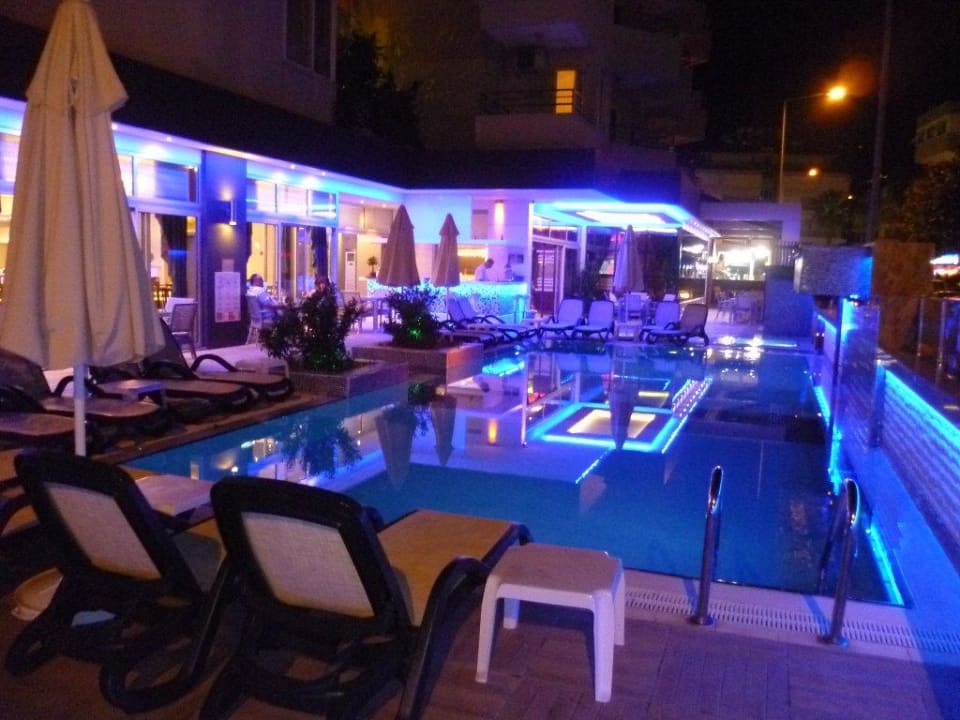 Pool mit Abendbeleuchtung Hatipoglu Beach Hotel