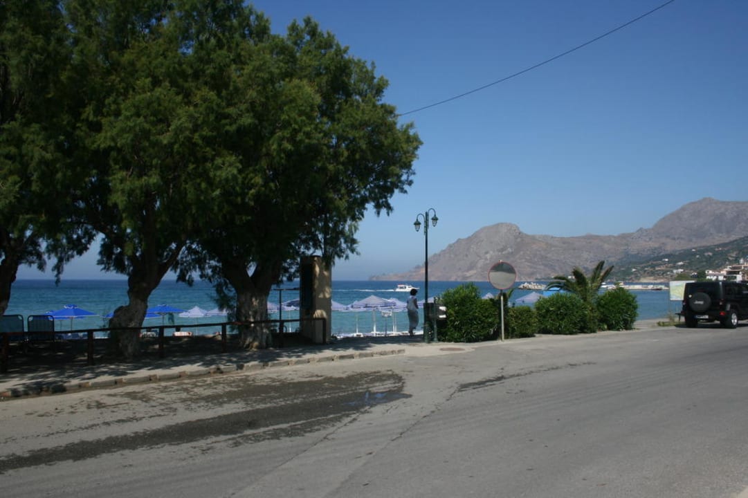 Dorfstrasse mit Strand Alianthos Garden Hotel