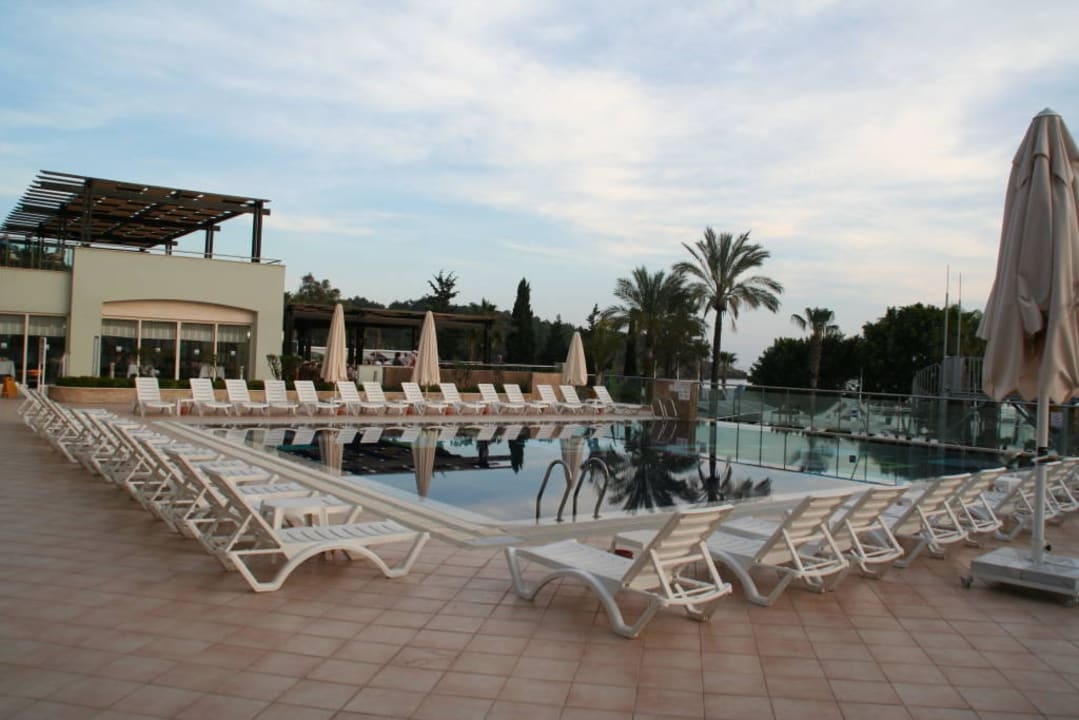 Silance pool am Abend Sealife Buket Resort & Beach