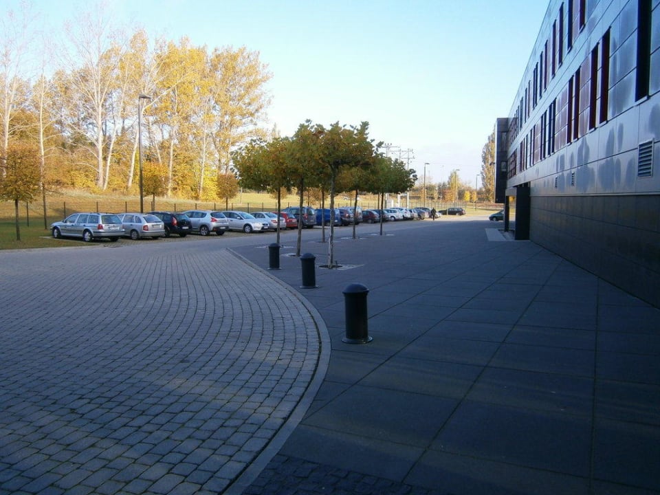 Einfahrt des Hotels und Parkplatz Silver Hotel & Gokart Center