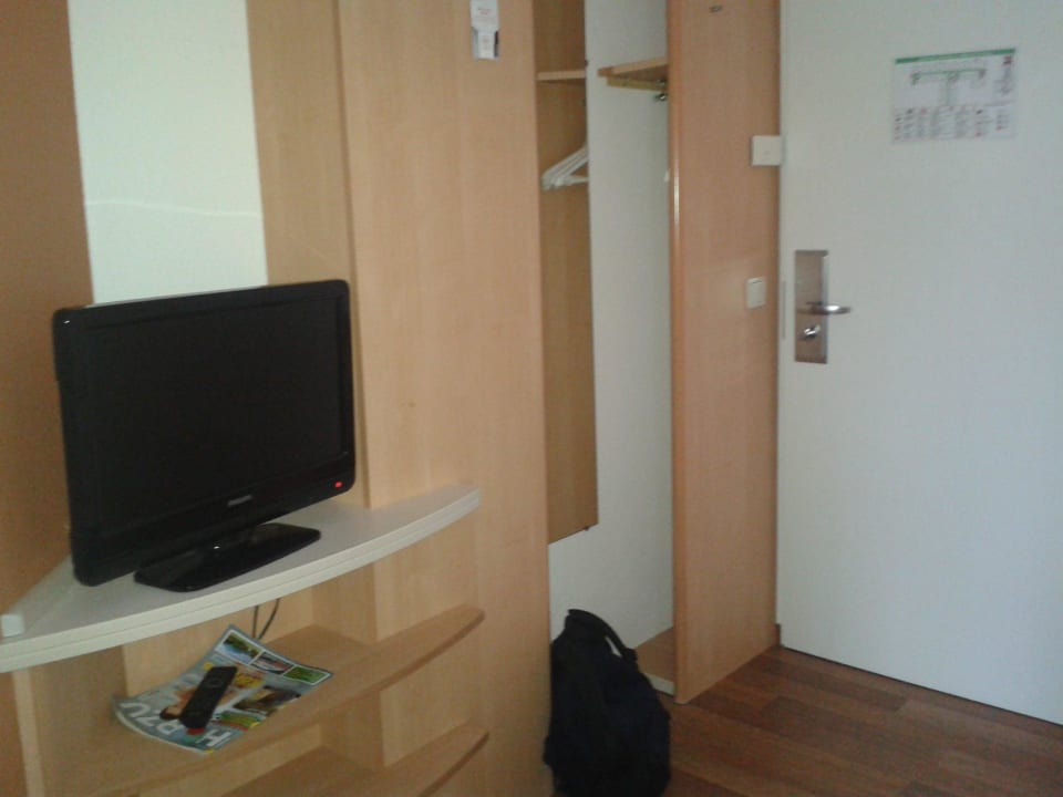 TV und Regal Hotel Ibis Frankfurt Centrum