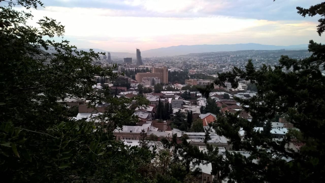 Fast mittig das Hotel in Tbilisi Hotel Radisson Blu Iveria