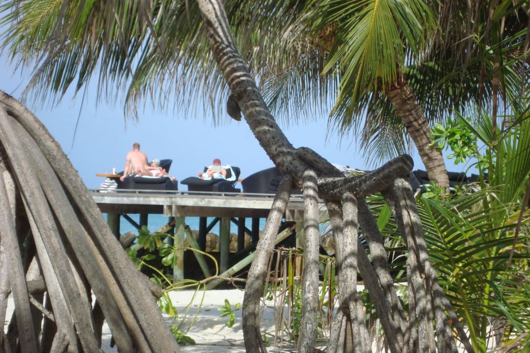 Blick vom Strand zum O`Beach-Pool Kuredu Island Resort & Spa