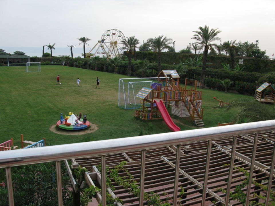 Kinderspielplatz und Fußballwiese. Hotel Turan Prince