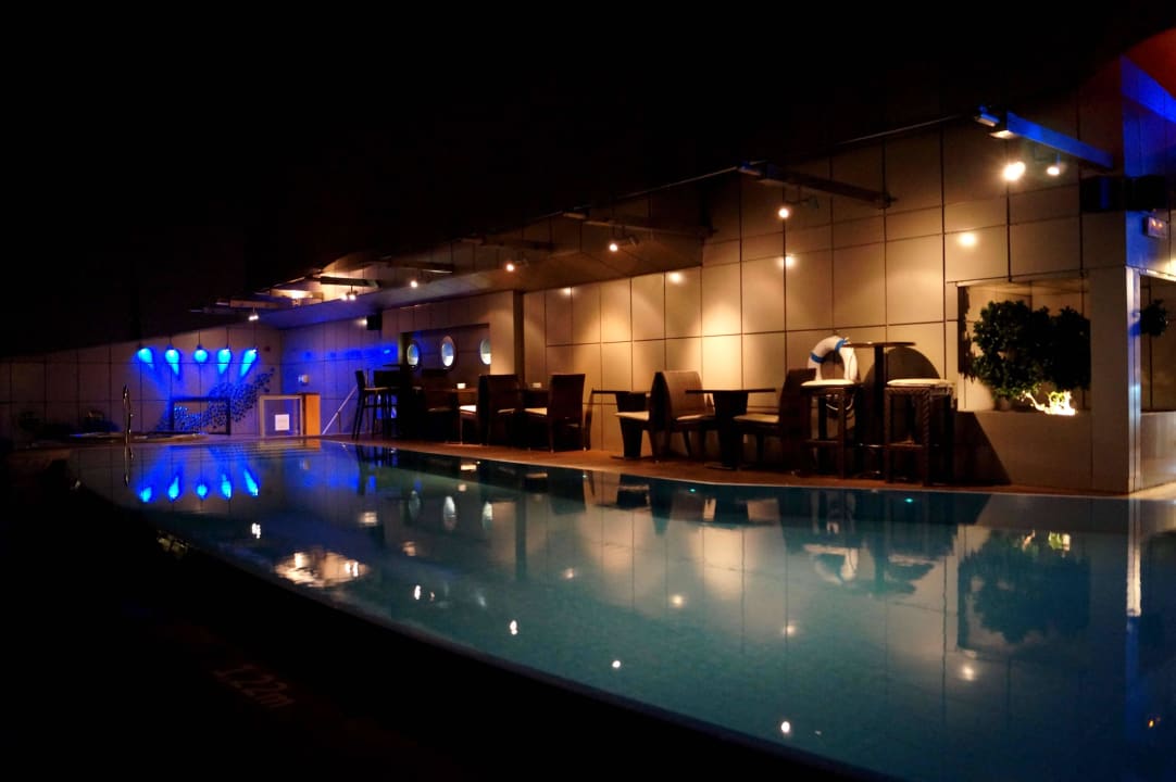 Poolanlage bei Nacht Meliá Athens Hotel