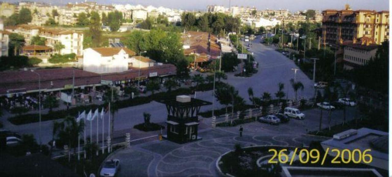 Blick vom Balkon auf Eingang und Strasse Sunis Kumköy Beach Resort Hotel & Spa