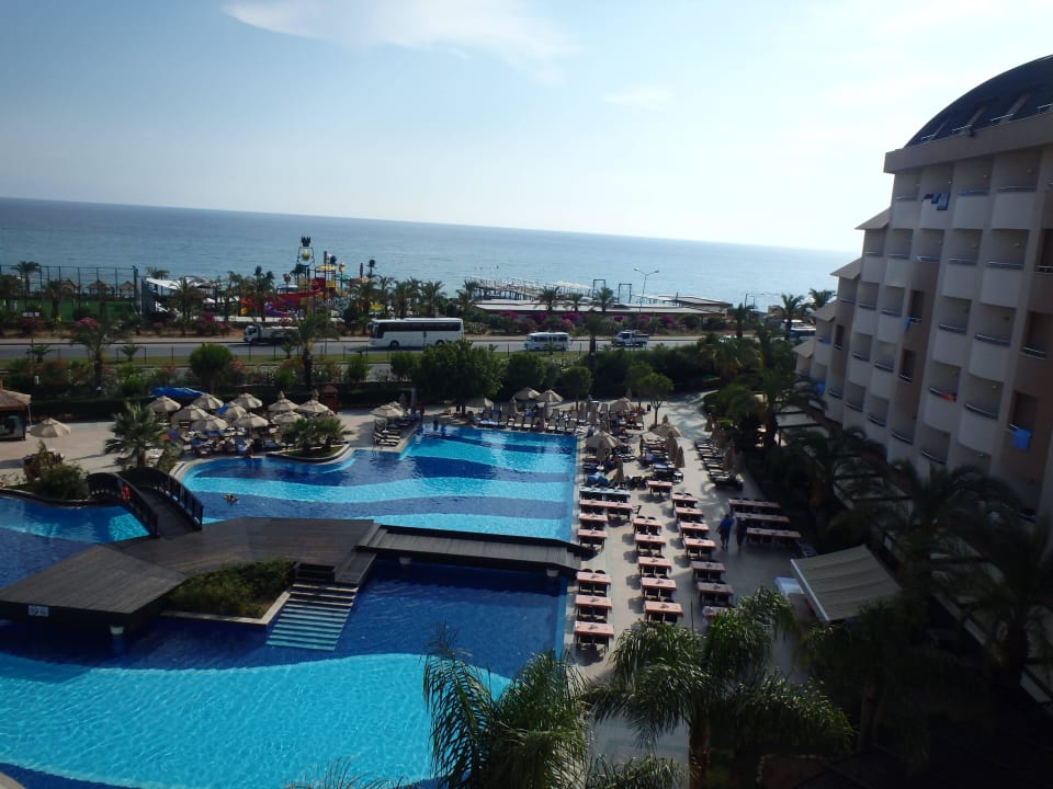 Ausblick vom Zimmer auf den Pool Long Beach Alanya
