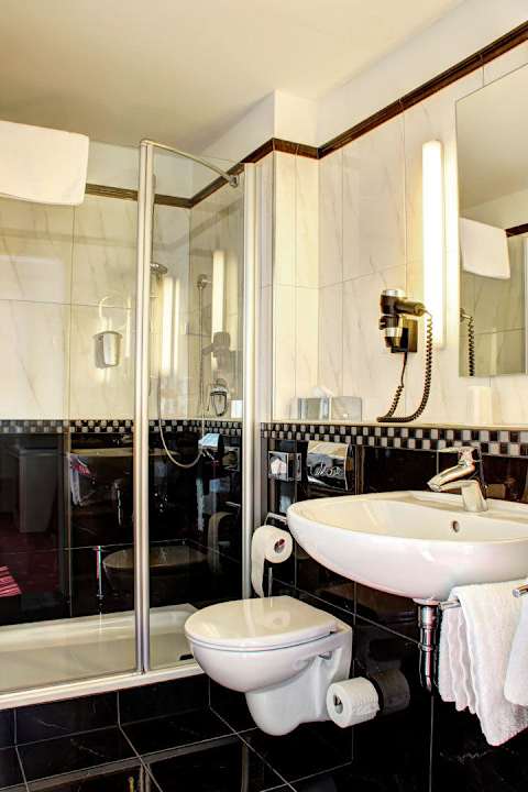 Zimmer 33 Bad Hotel Linde