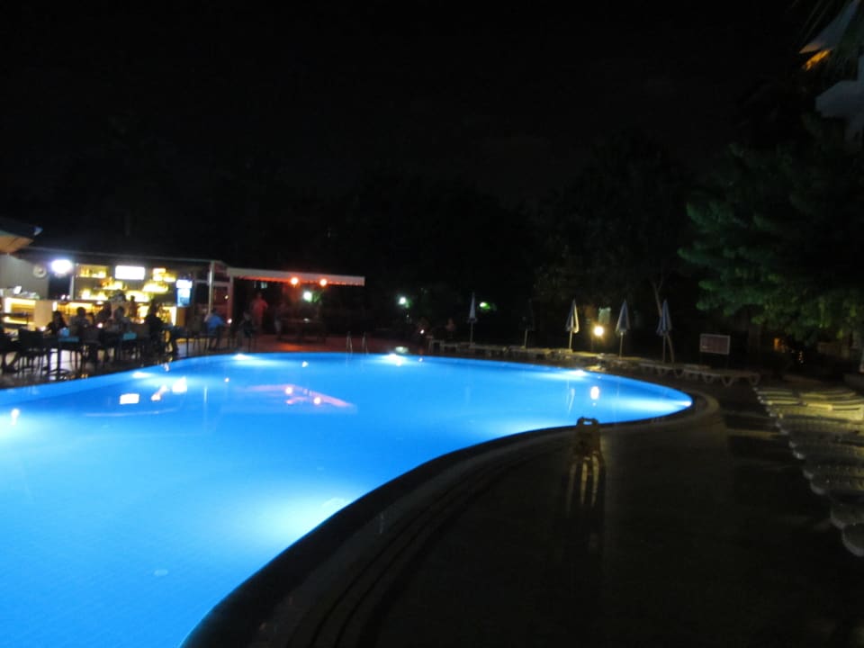 Bei Nacht Lemas Suite Hotel