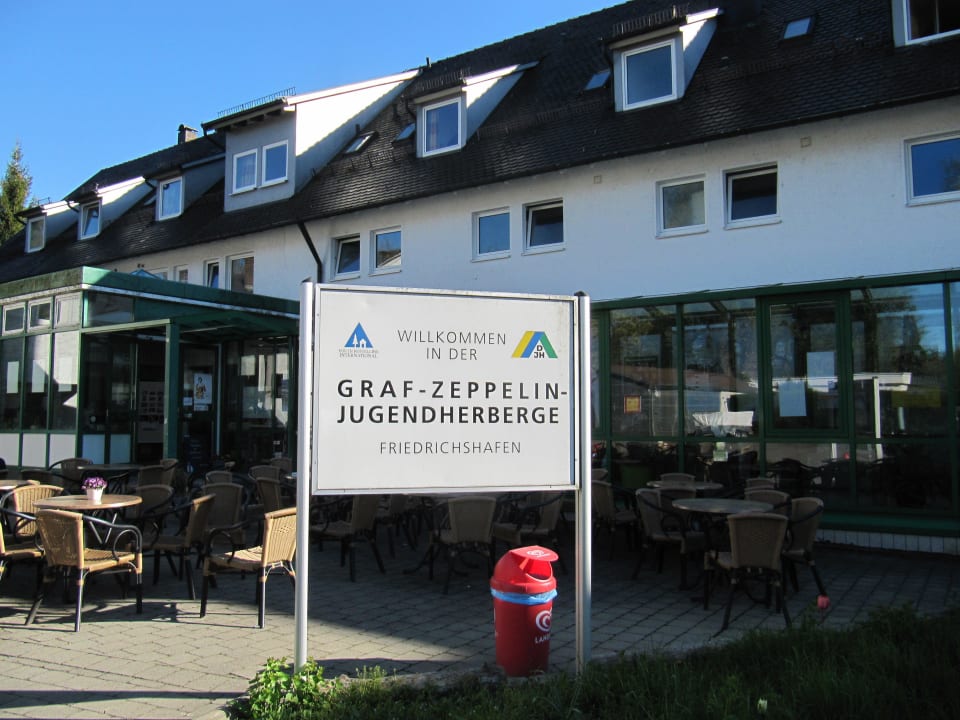 Entspannung bei einem Getränk JH Friedrichshafen Graf Zeppelin