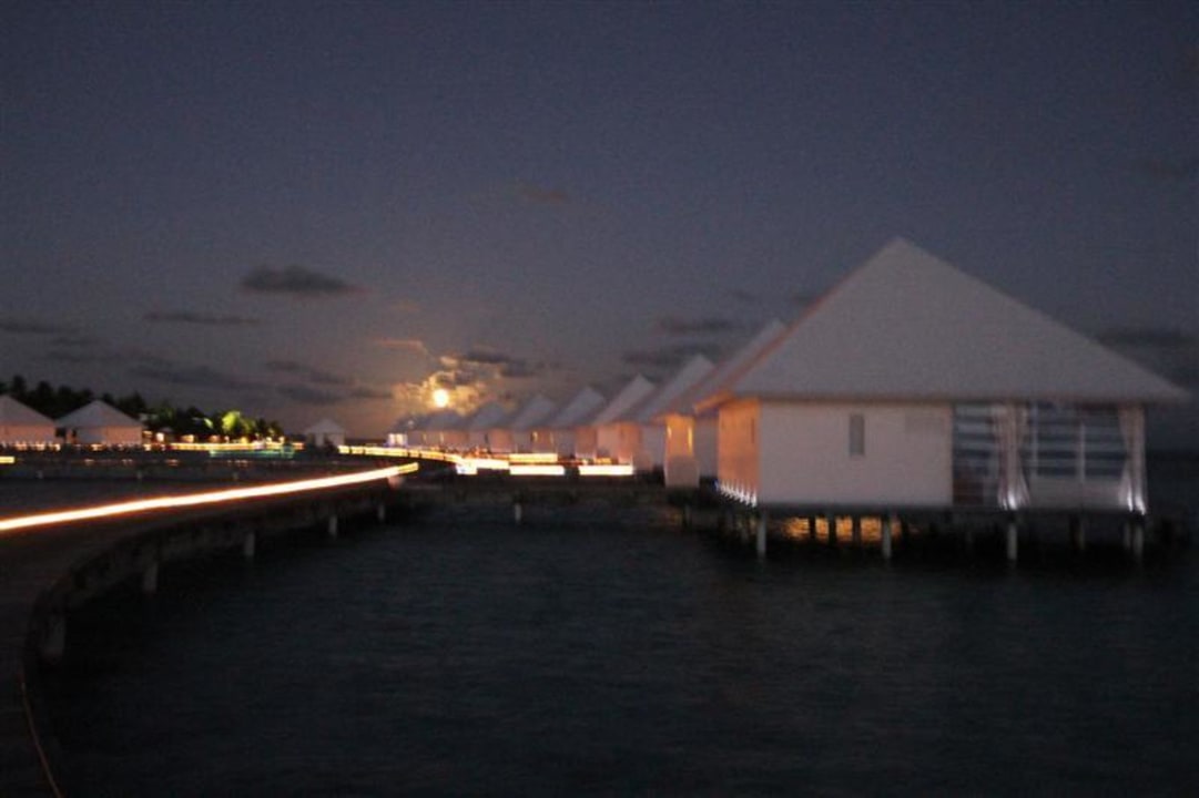 Wasserbungalows bei Nacht ananea Diamonds Athuruga