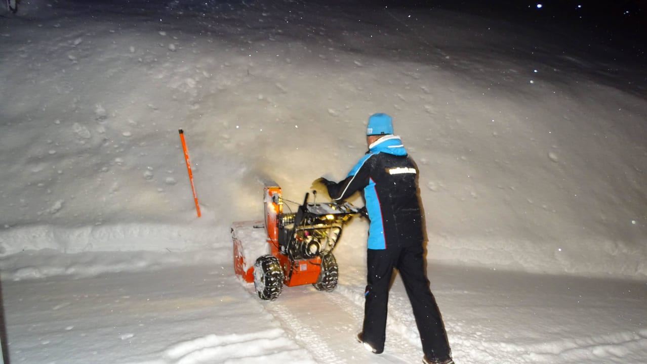Chef beim Schneeräumen Appartement Vorderlengau