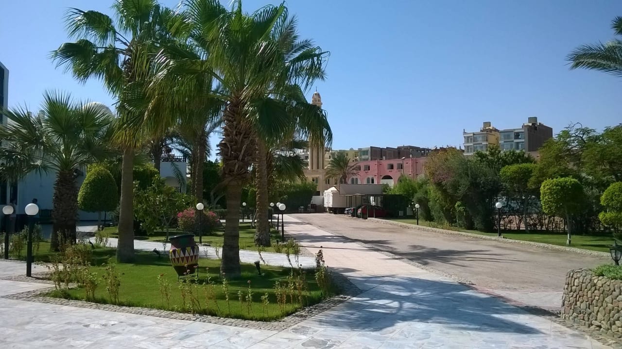 Vor dem Hotel Arabella Azur Resort