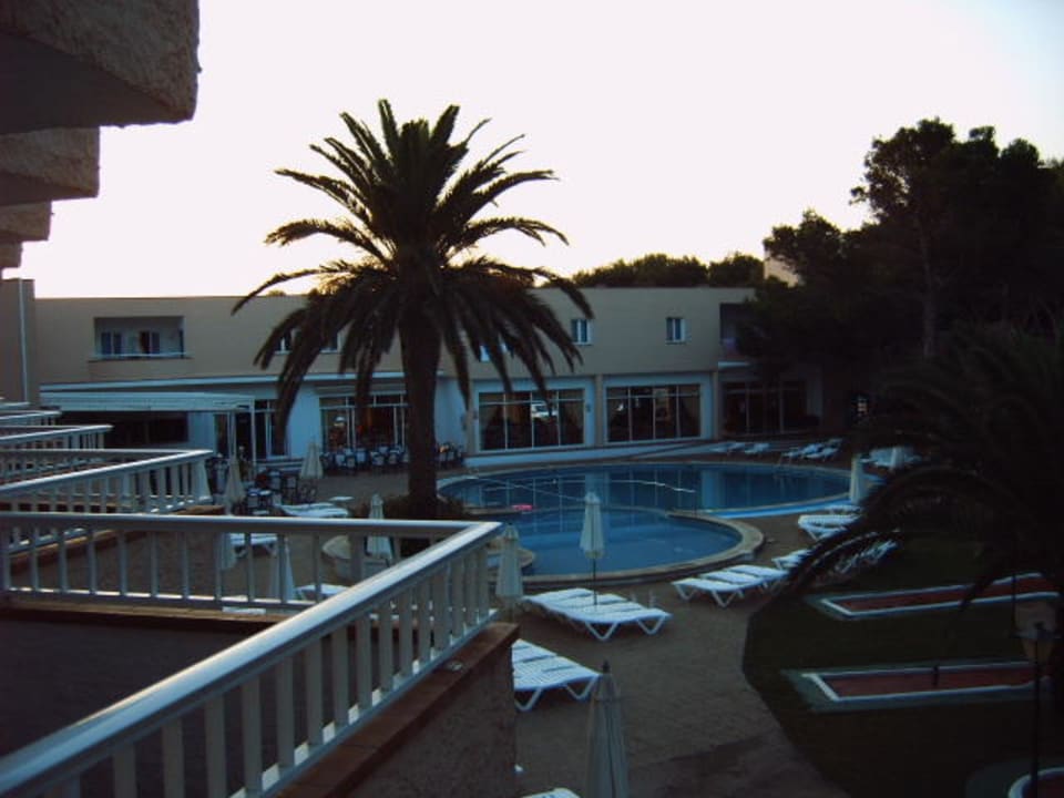 Ausblick vom Balkon auf den Pool Hotel Xaloc Playa
