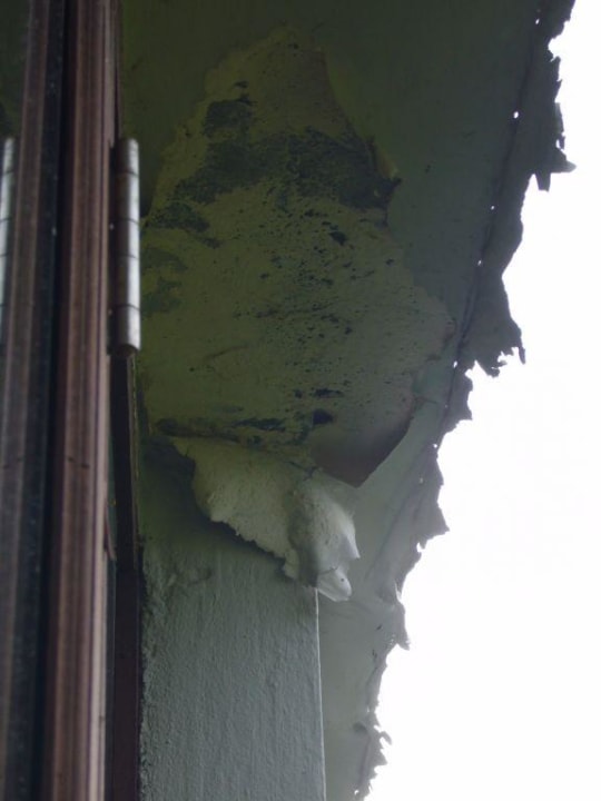 Bröckelnder Putz direkt vor dem Badezimmerfenster Muang Samui Spa Resort