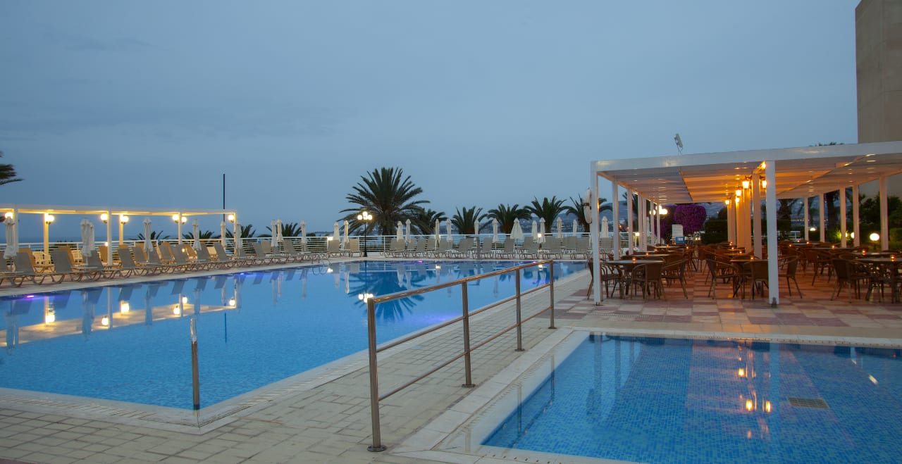 Pool Queen's Bay Hotel