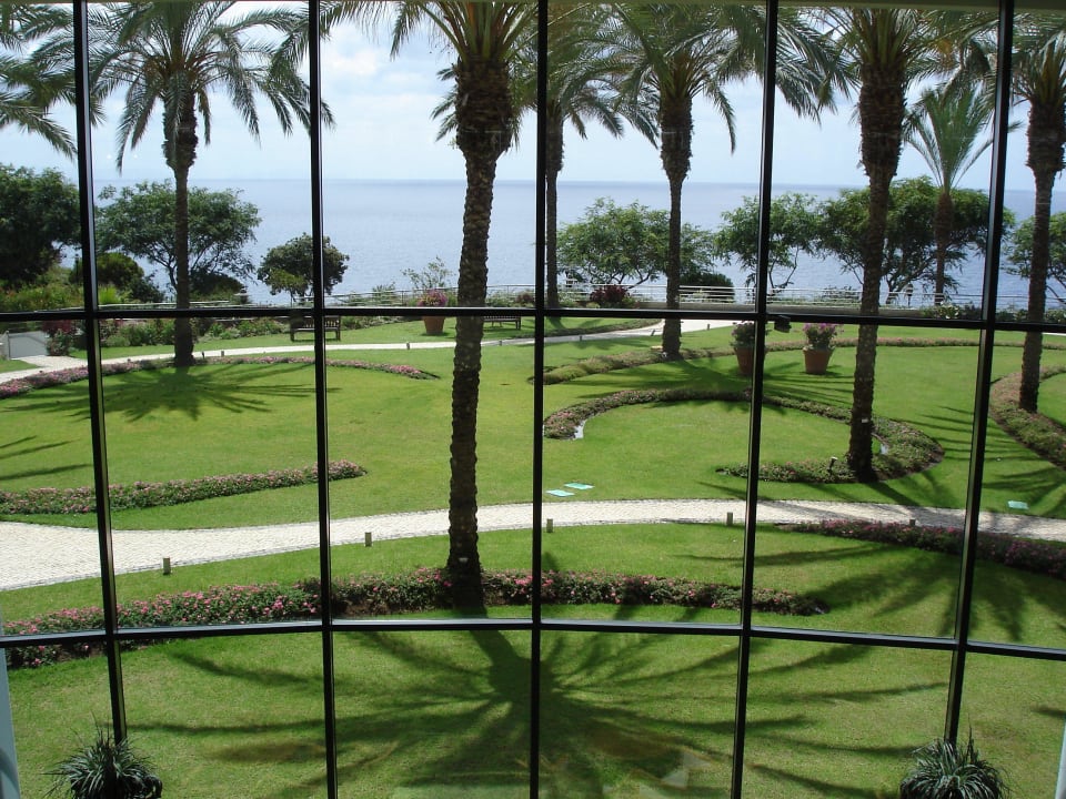 Blick von der Lobby in den Garten und aufs Meer Pestana Grand Ocean Resort