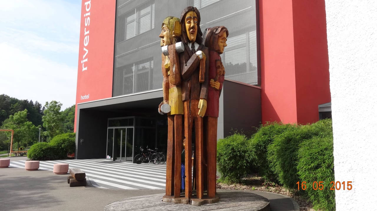Grosse Holzfiguren beim Haupteingang Riverside Hotel