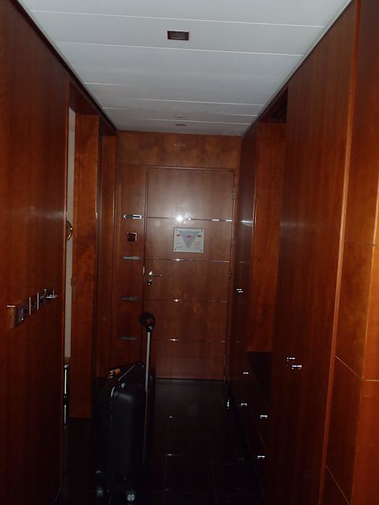 Der Eingangsbereich des Zimmers Hotel Jumeirah Emirates Towers