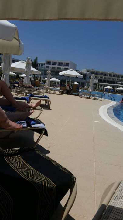 Von der Liege aus Asterias Beach Resort