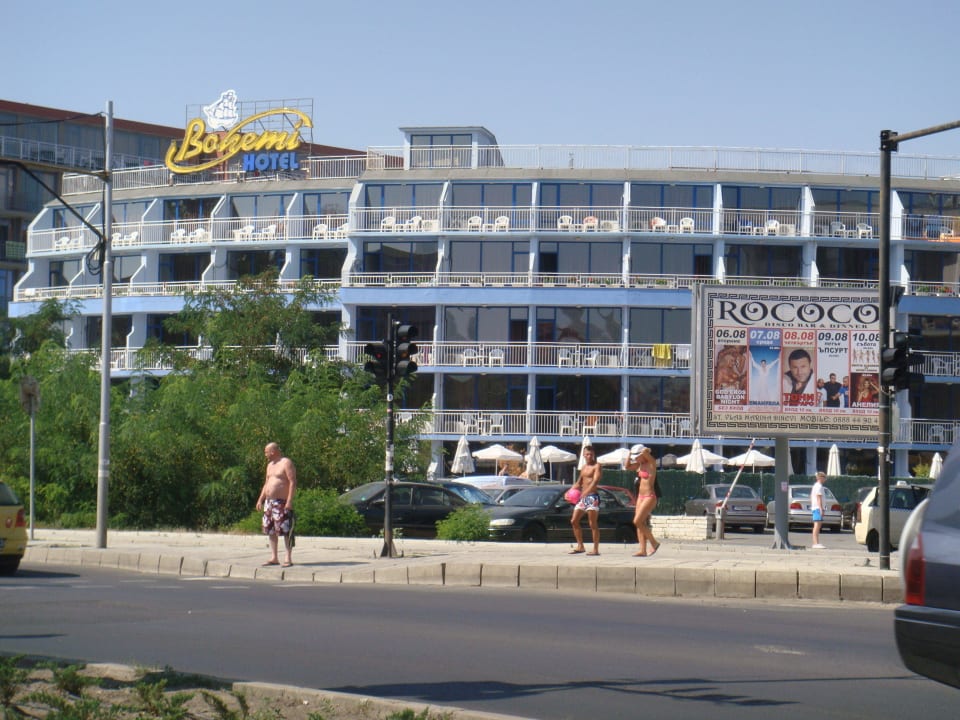 Od strony głównej ulicy Hotel Bohemi