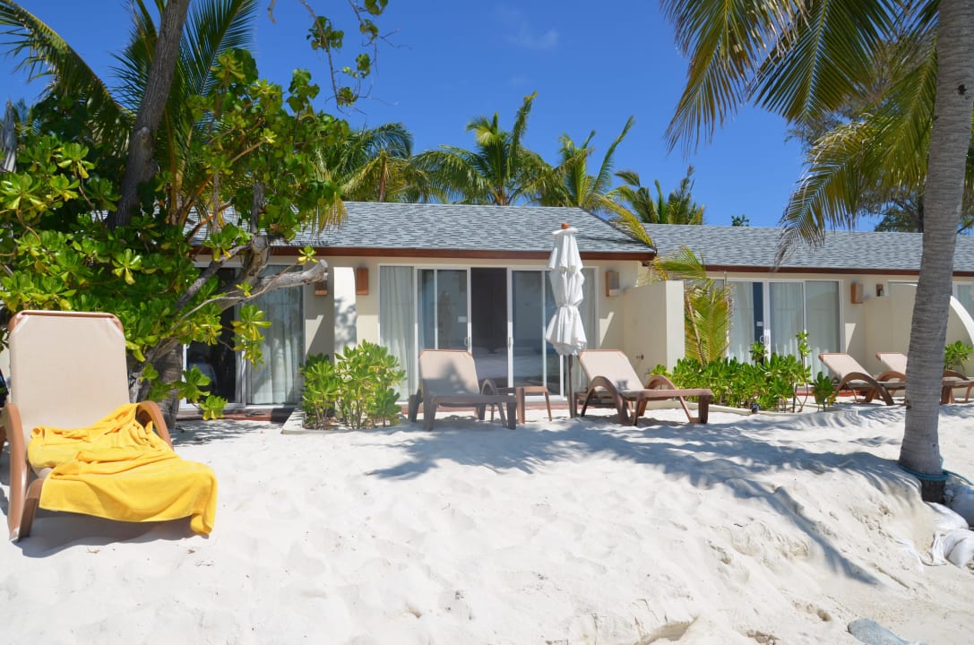 Strand bei den Deluxe Beachbungalows Centara Ras Fushi Resort & Spa Maldives