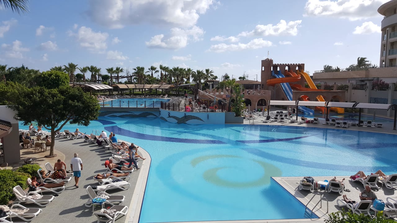 Blick auf den Pool  Aydinbey Kings Palace & Spa