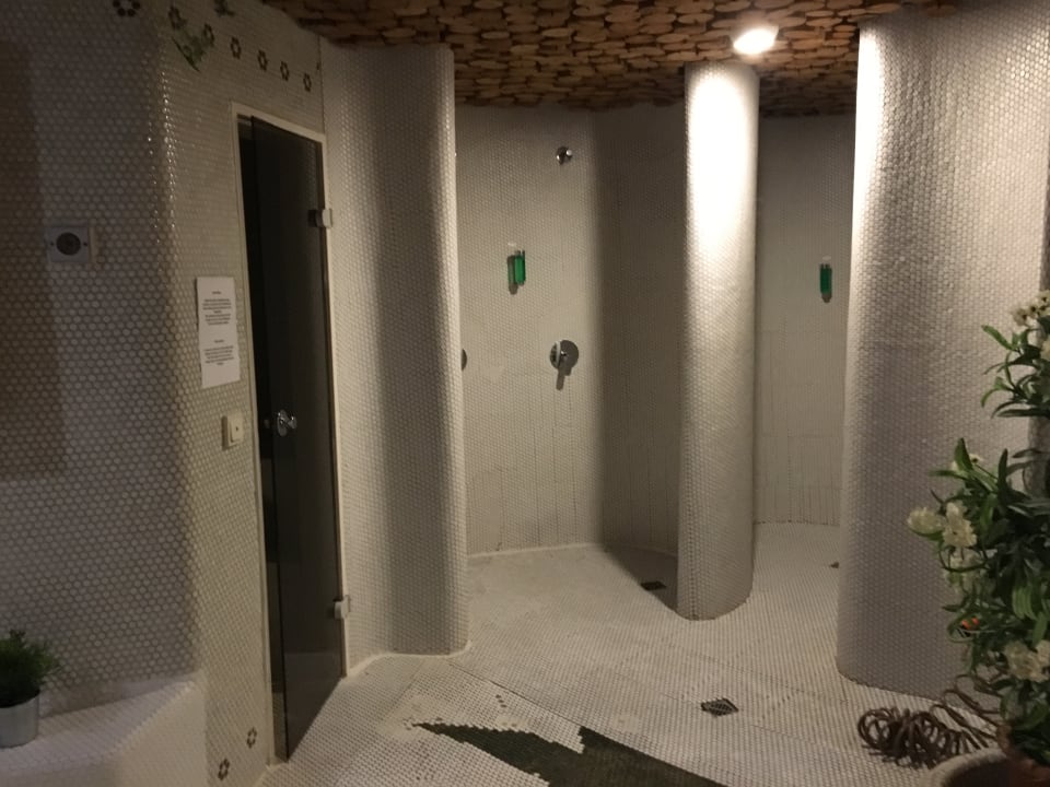 Duschen im Wellnessbereich  QH Hotel