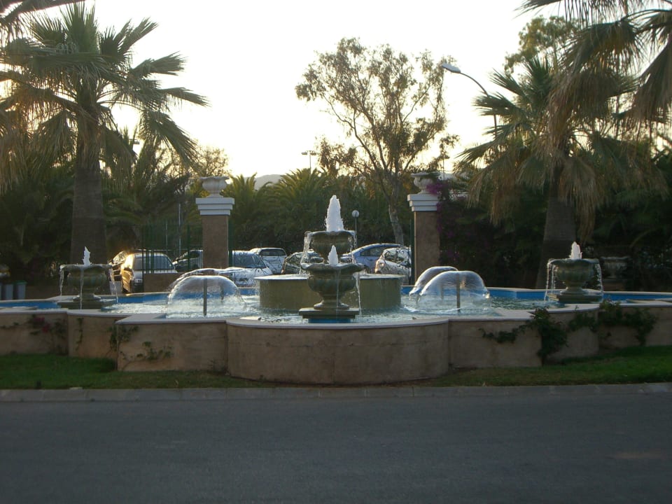 Springbrunnen vor dem Eingang FERGUS Style Bahamas
