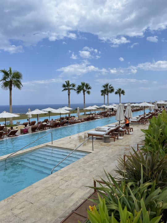 Pool The Royal Senses Resort, Curio Collection by Hilton